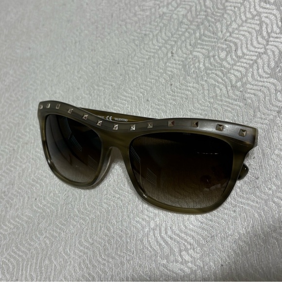 VALENTINO V650S 305 135 Studded Sunglasses in Olive Green - Picture 13 of 16